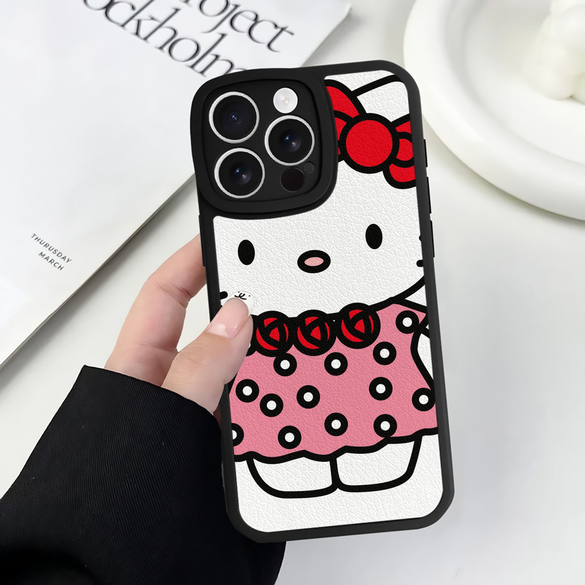 （画像用） Hello Kitty ハローキティ 【iPhone 16シリーズ対応】シリコンスマホケース（レザー調） 材質：シリコン